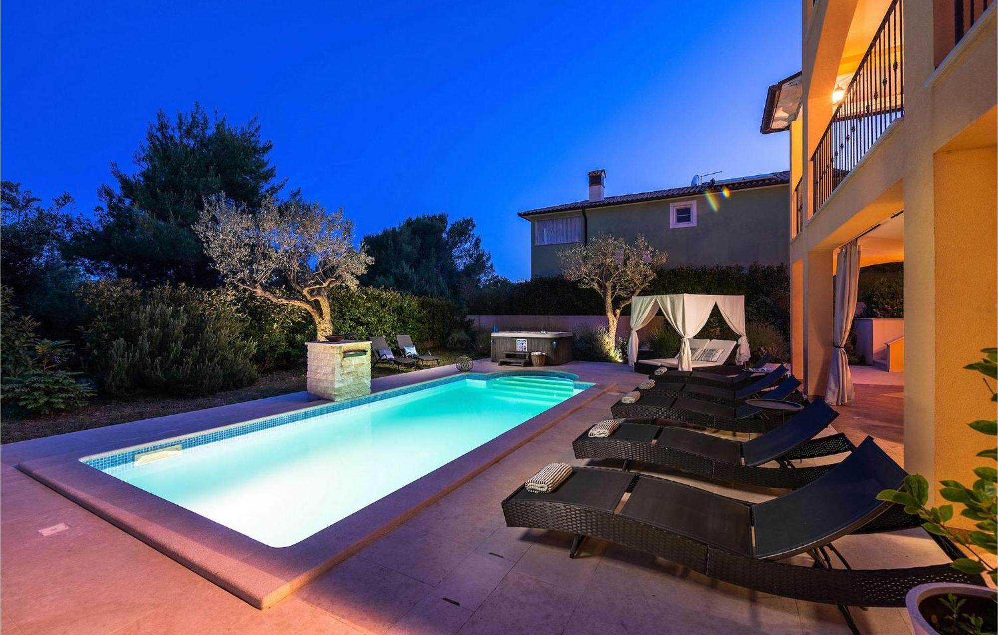 Holiday home Ari *